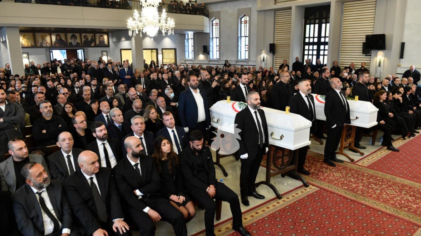 استقبلت كنيسة مار سمعان جثماني معوض وزوجته، وصلَّت عليهما قبل أن تنتهي المراسم بالدعاء والترحم