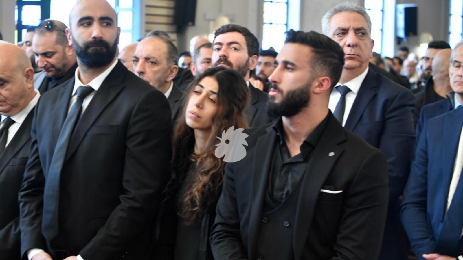 ملامح الحزن بادية على وجوه أفراد العائلة والأصدقاء والرفاق الحزبيين أثناء مراسم التشييع