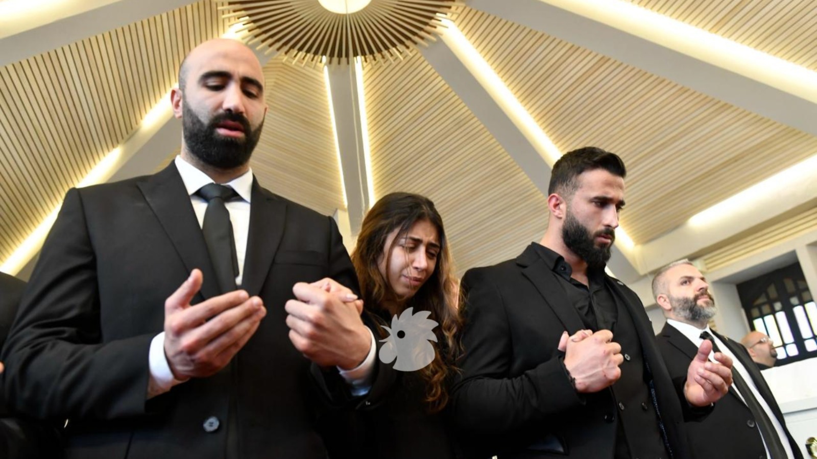 الوداع الأخير لجثماني بيار وزوجته قبل أن يُنقلا إلى المدافن، وفي الصورة تبدو ابنة الفقيدين وابنهما