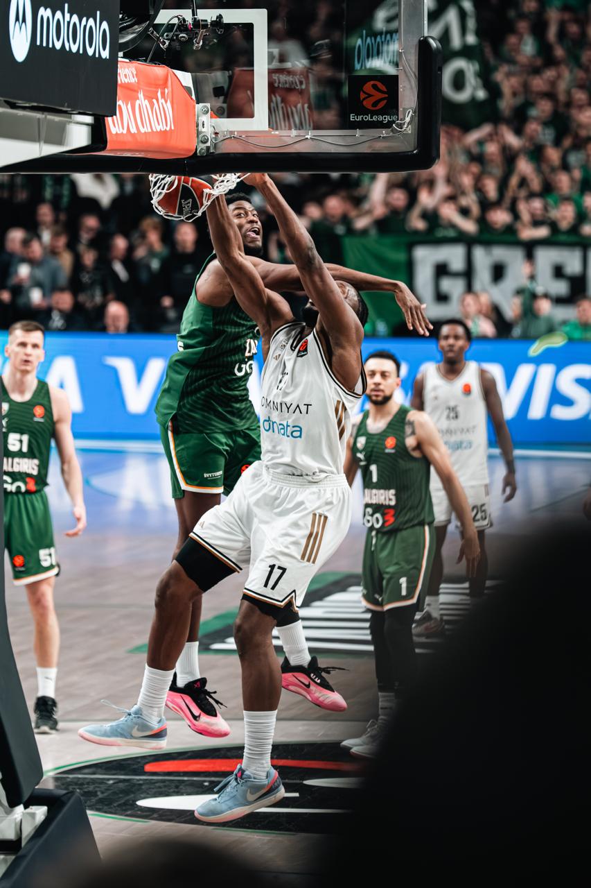 من مباراة دبي باسكتبول وزالغريس. (وكالات)