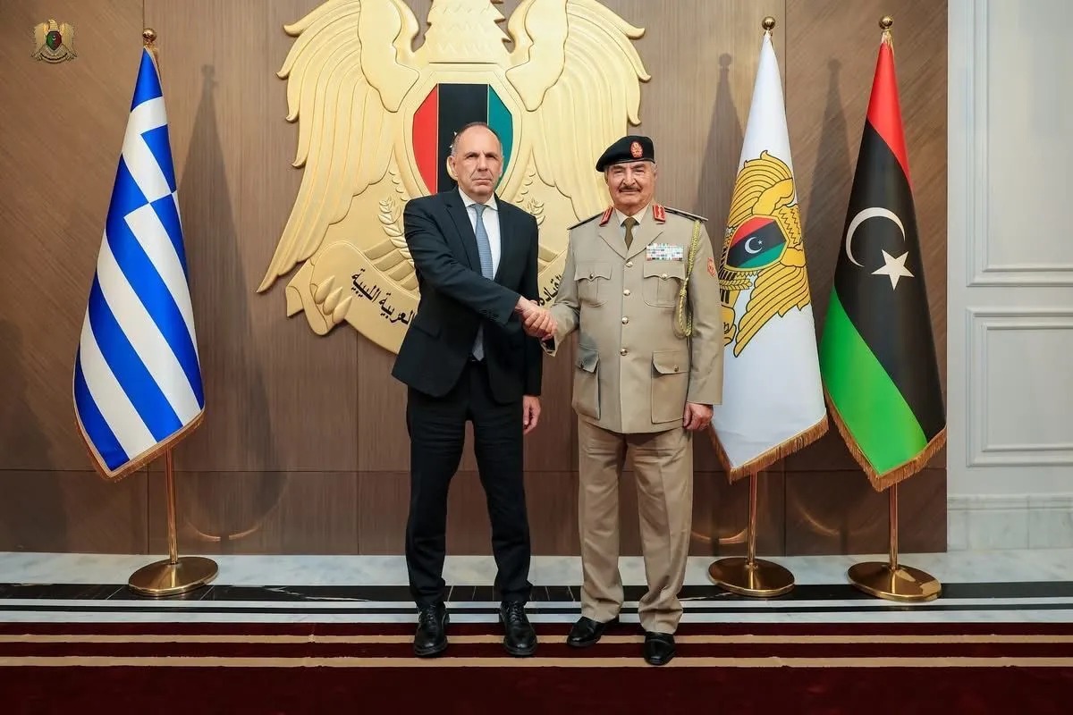 قائد الجيش الوطني الليبي خليفة حفتر مستقبلاً وزير الخارجية اليوناني جورج جيرابيتريتيس. (اكس)