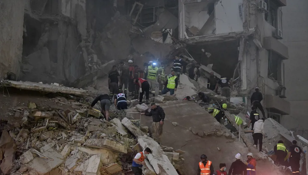 دمار جراء الغارة الإسرائيلية على تلة الخياط (نبيل إسماعيل). 