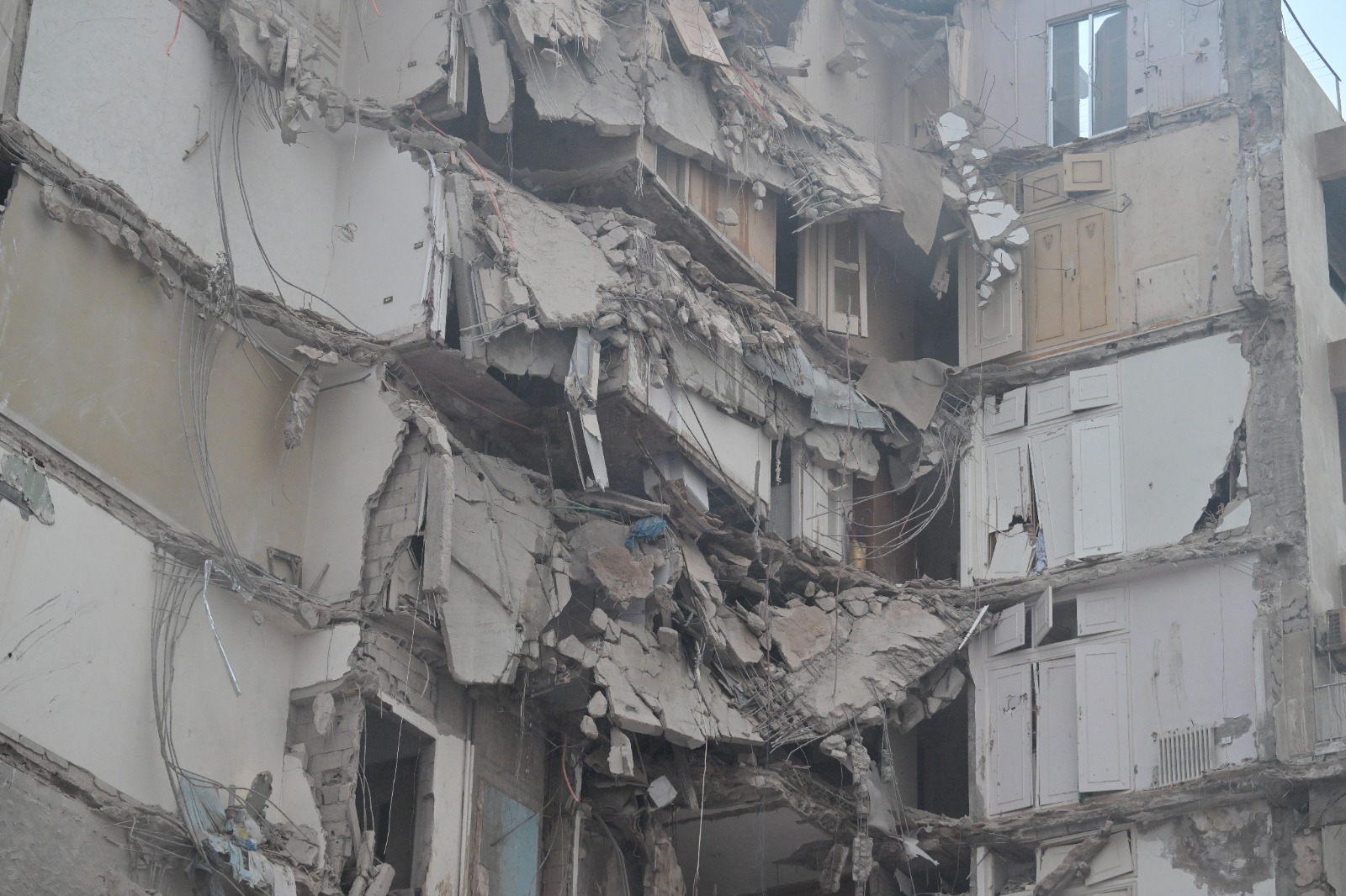 دمار جراء الغارة الإسرائيلية على تلة الخياط (نبيل إسماعيل). 