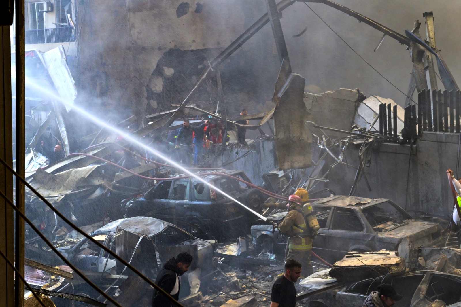 غارة على برج أبي حيدر (تصوير نبيل إسماعيل).