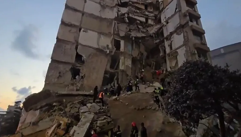 المبنى المستهدف في تلة الخياط يضم شقة لشقيقة الشيخ قاسم