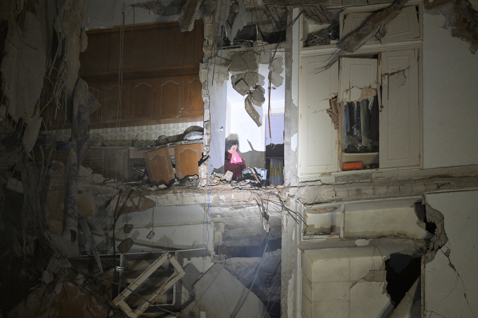 إنقاذ ناجين من داخل مبنى منهار في تلة الخياط (نبيل اسماعيل).