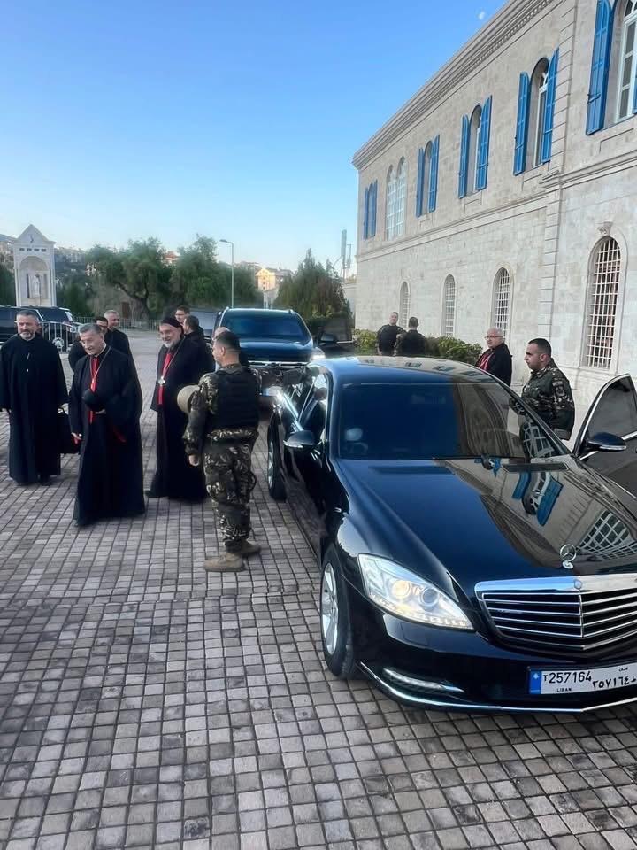 البطريرك الراعي والوفد المرافق في بكركي قُبيل انطلاق الجولة.