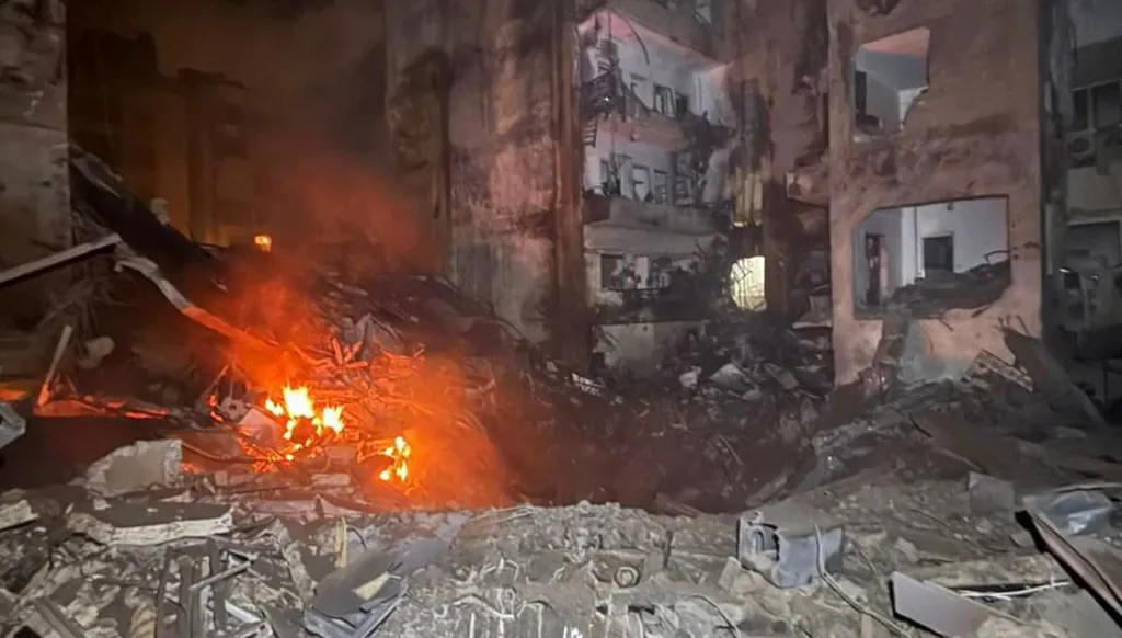 غارة إسرائيلية تستهدف الضاحية الجنوبية لبيروت (فيديو وصور)