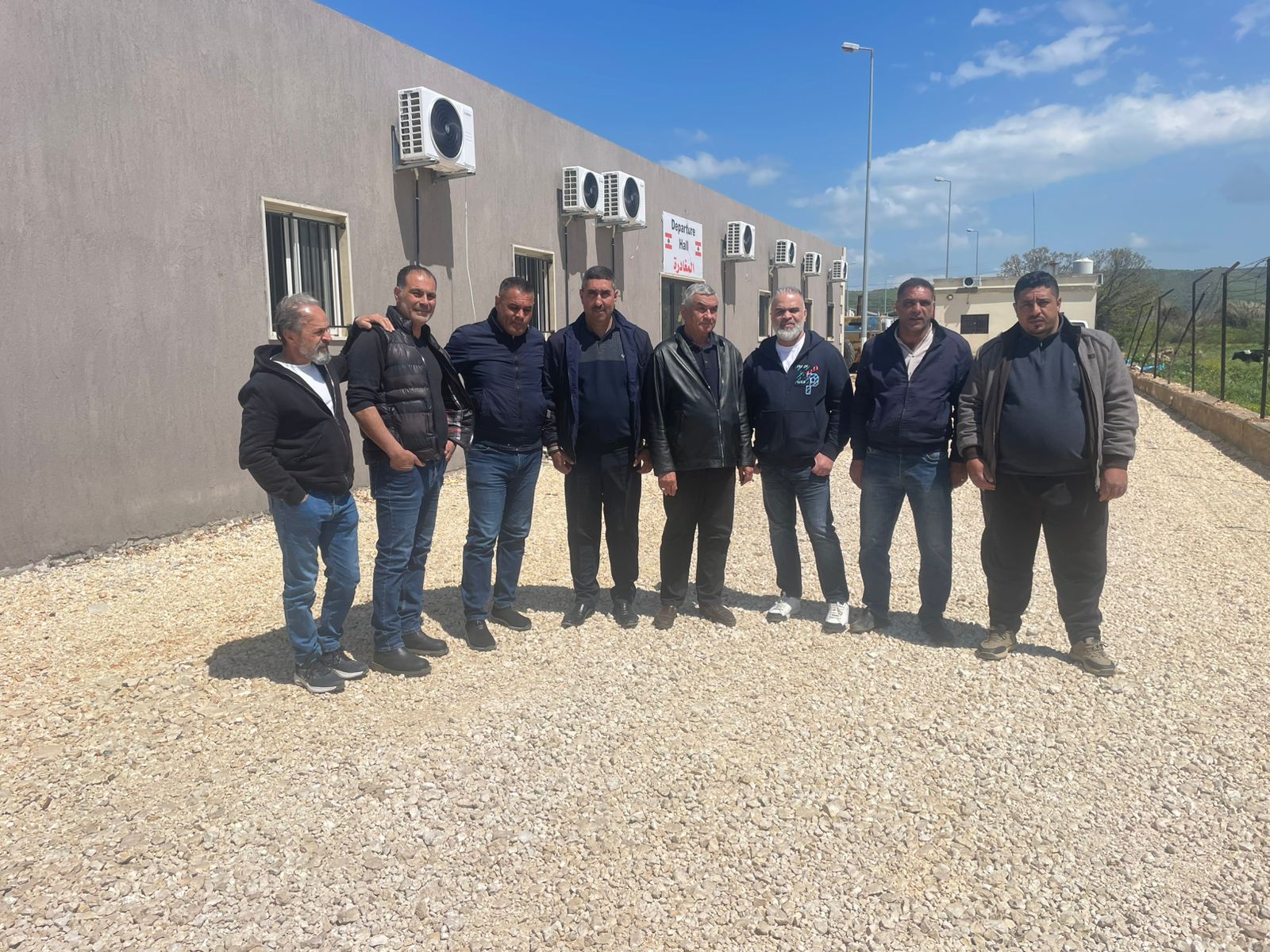 رؤساء بلديات وادي خالد عند معبر البقيعة الحدودي. (النهار)