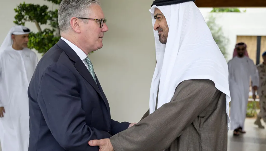 رئيس دولة الإمارات يسترئيس دولة الإمارات يستقبل رئيس وزراء بريطانيا (وام).قبل رئيس الوزراء البريطاني (وام).