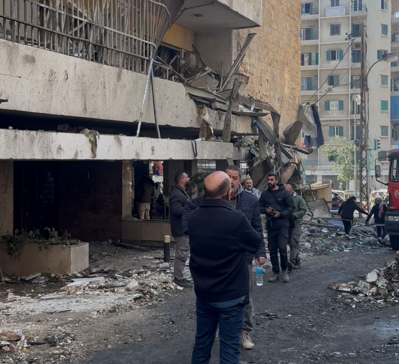 مشهد الدمار أمام متجر الورود في كورنيش المزرعة (النهار).