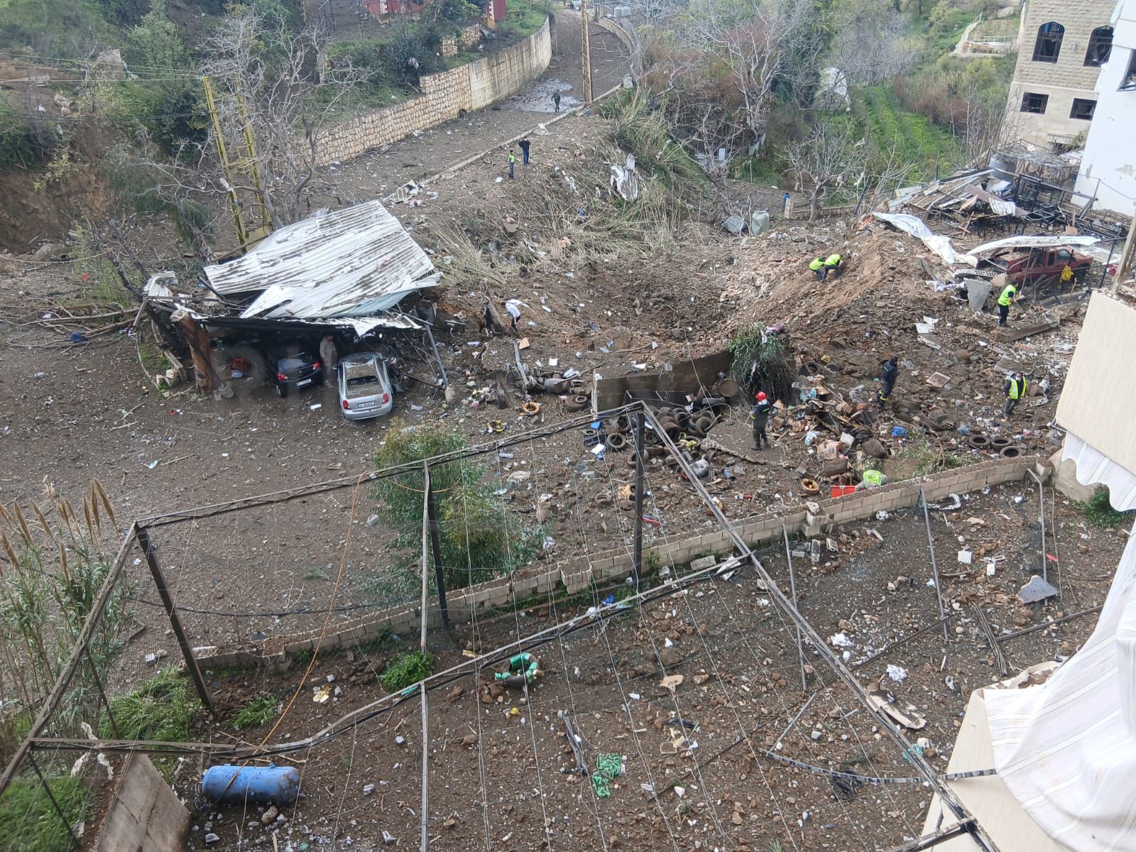 انتشال عدد من الضحايا في الغارة الإسرائيلية التي استُهدفت ساحة جباع وسط البلدة