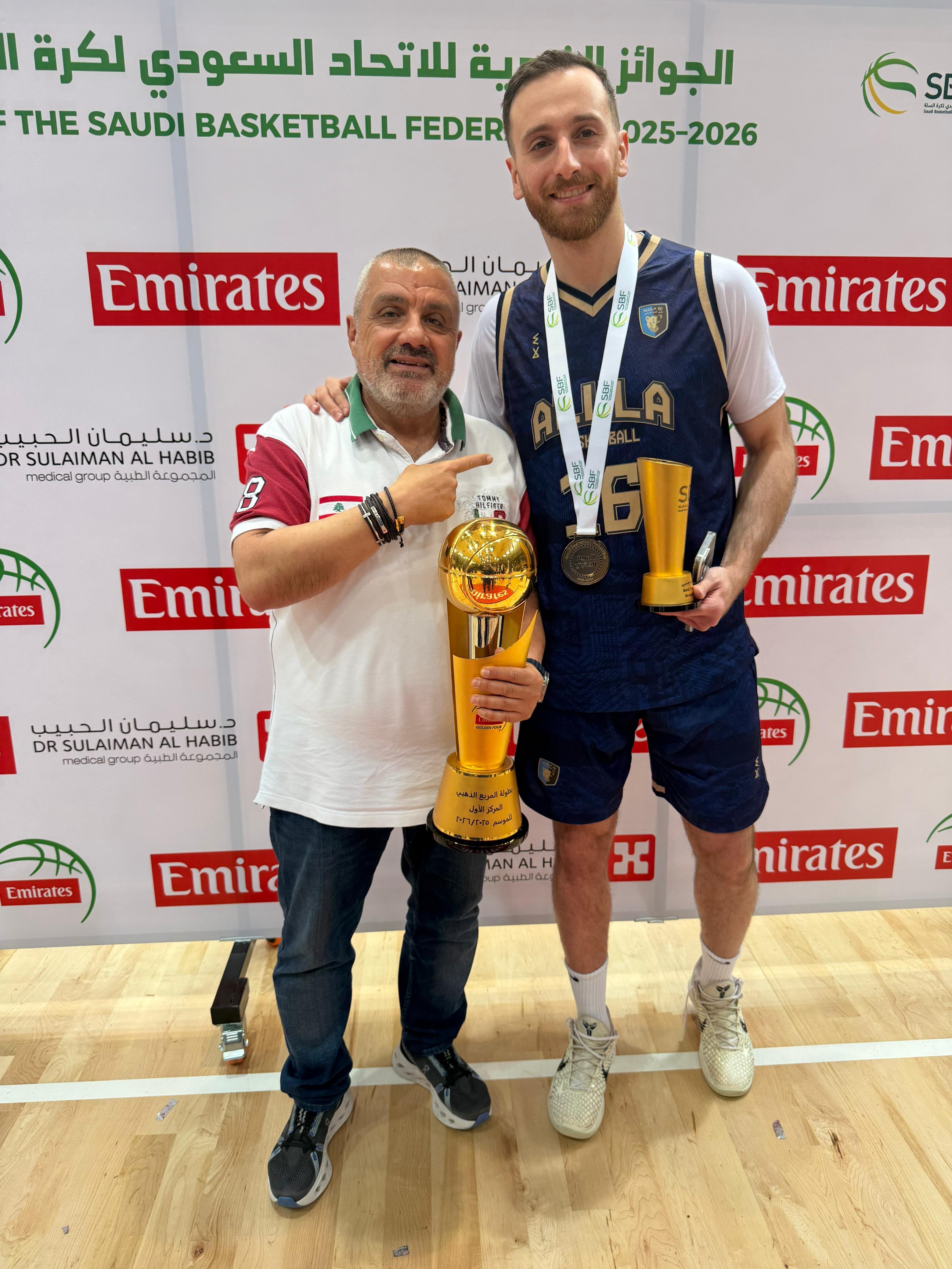 نجم منتخب لبنان ونادي العلا وائل عرقجي والزميل نمر جبر في السعودية. (النهار)