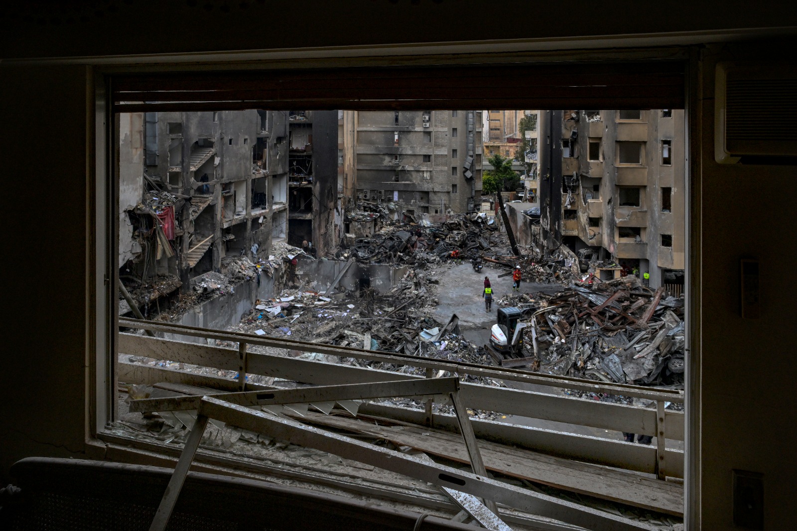 دمار وسيارات محترقة بعد رفع الركام في المنطقة التياستهدفتها الطائرات الإسرائيلية في كورنيش المزرعة