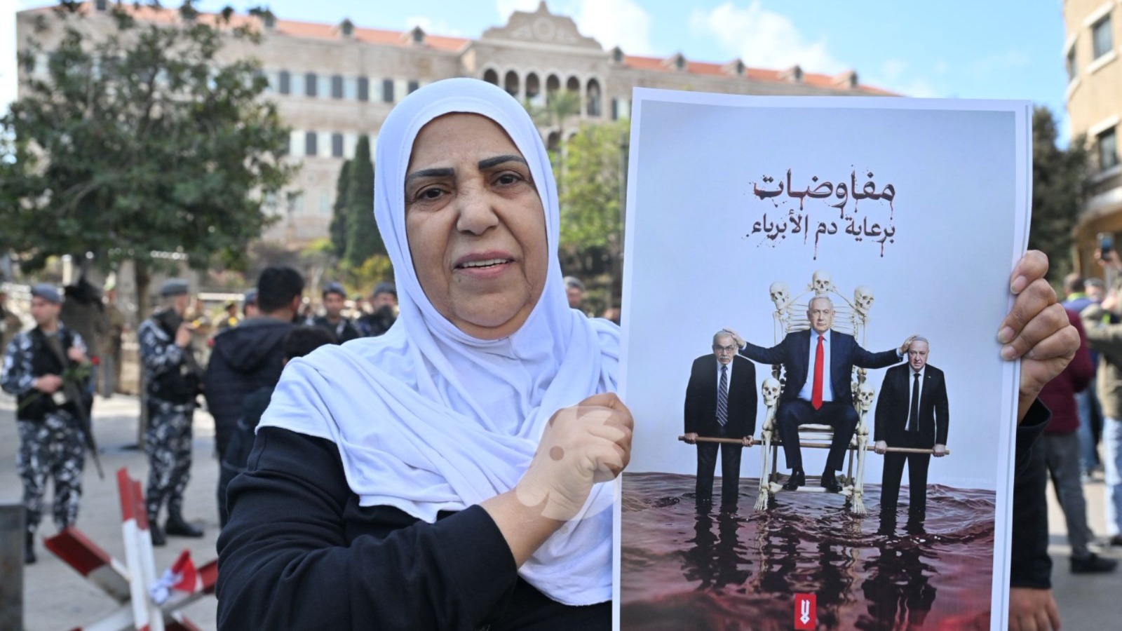 متظارهرة أمام السراي. (حسام شبارو)