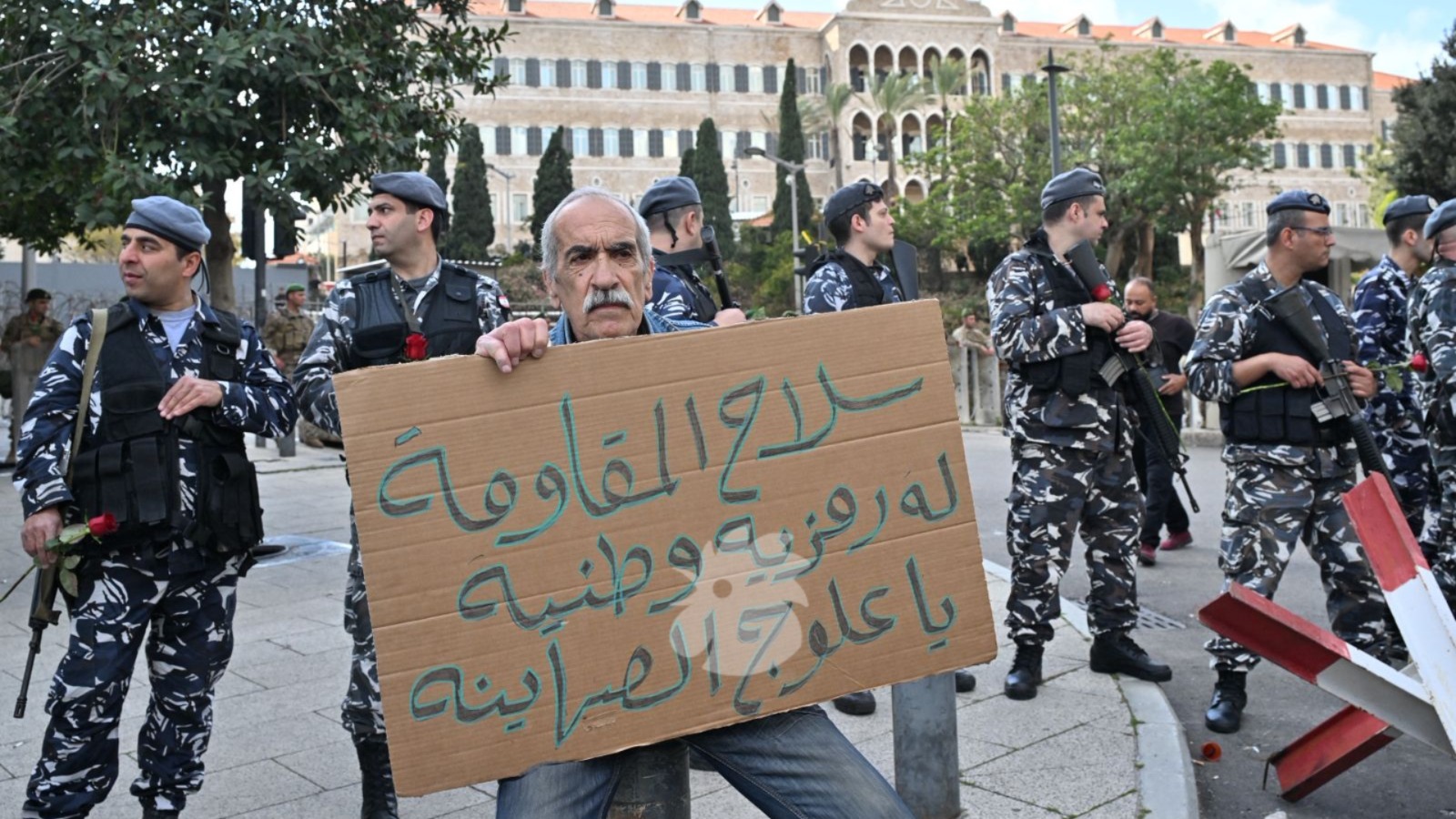 متظاهر أمام السراي. (حسام شبارو)
