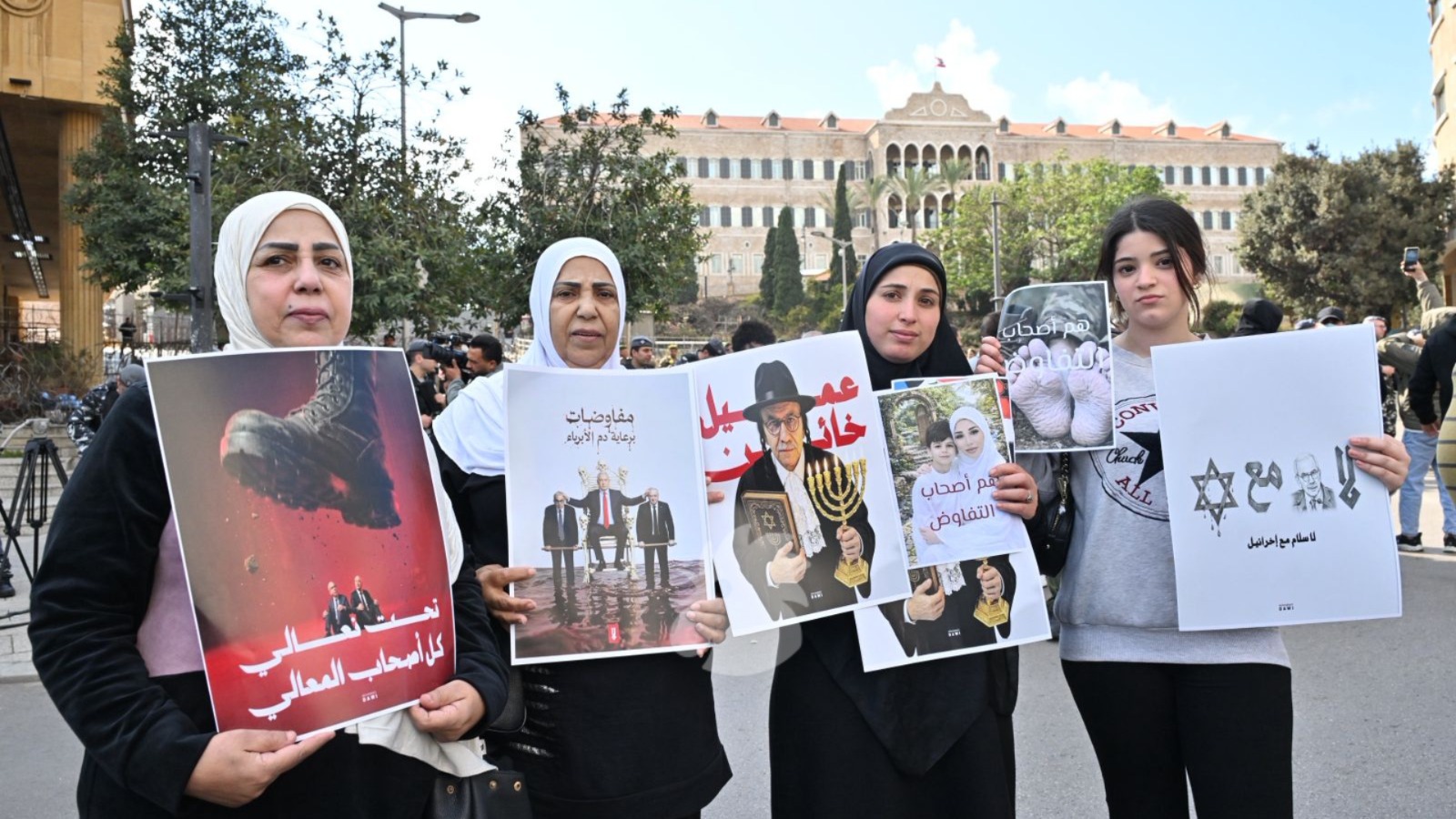 متظاهرات أمام السراي. (حسام شبارو)