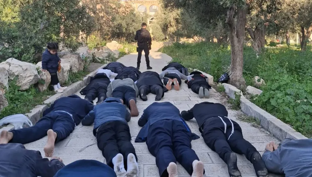 مستعمرون يؤدّون "السجود الملحمي" قبالة قبّة الصخرة... وبن غفير يغنّي: متى سنملكك (فيديو)