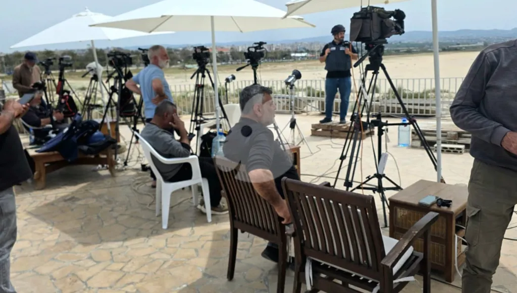 إعلاميون ومصورون في استراحة صور السياحية (أحمد منتش). 