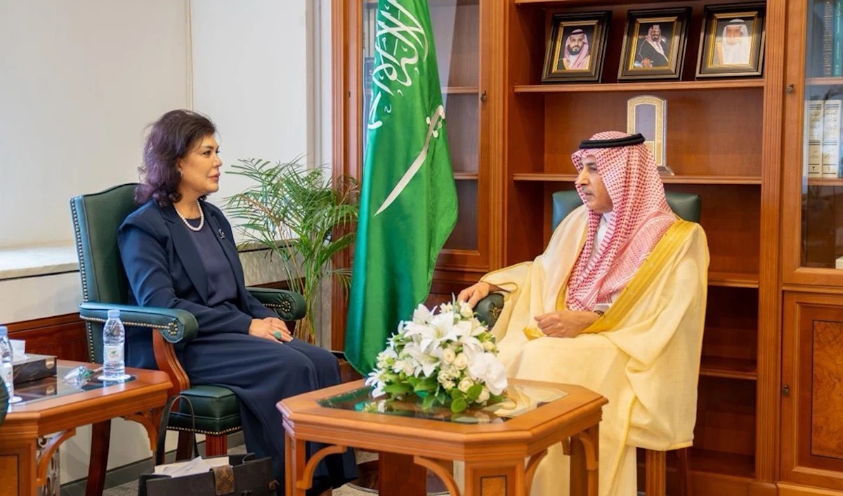 سفيرة العراق لدى المملكة صفية السهيل خلال تسلّم مذكرة احتجاج سعودية على هجمات انطلقت من الأراضي العراقية تجاه المملكة ودول الخليج. (الخارجية السعودية)