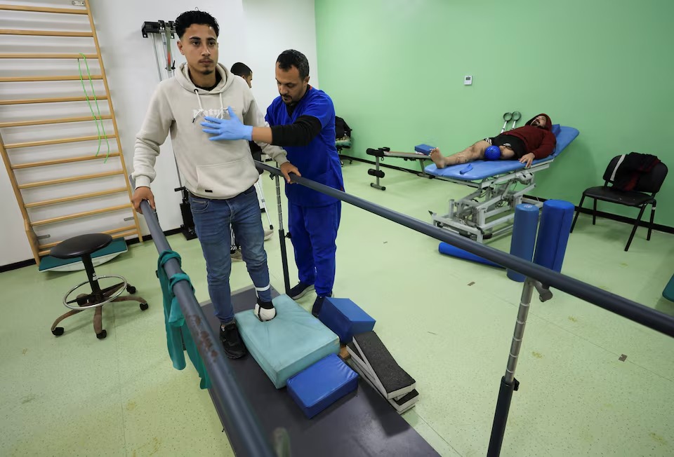 إعادة التدريب على المشي بعد تركيب الأطراف (رويترز).