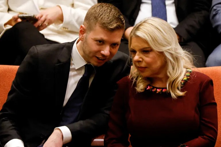 سارة ويائير نتنياهو. (رويترز)