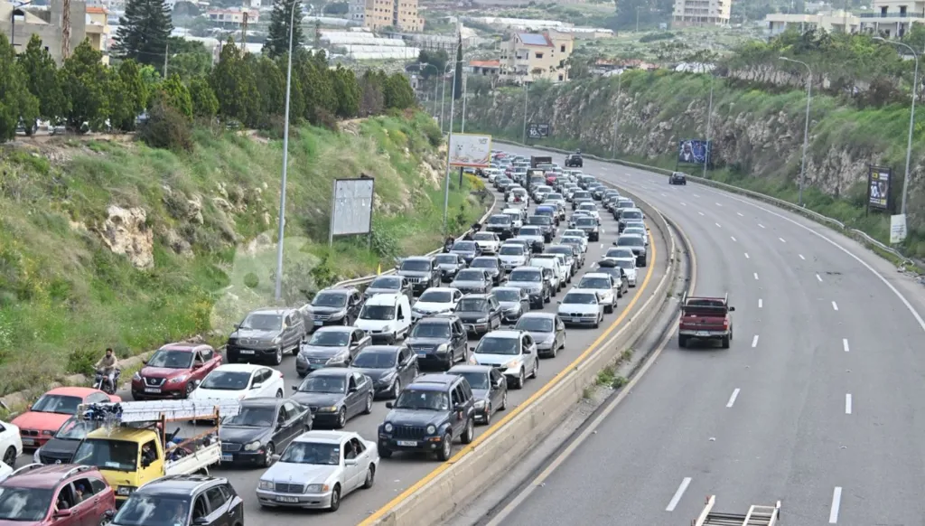 زحمة سير خانقة على الأوتوستراد الساحلي- مدخل مدينة صيدا مع عودة النازحين إلى قراهم (تصوير حسام شبارو)