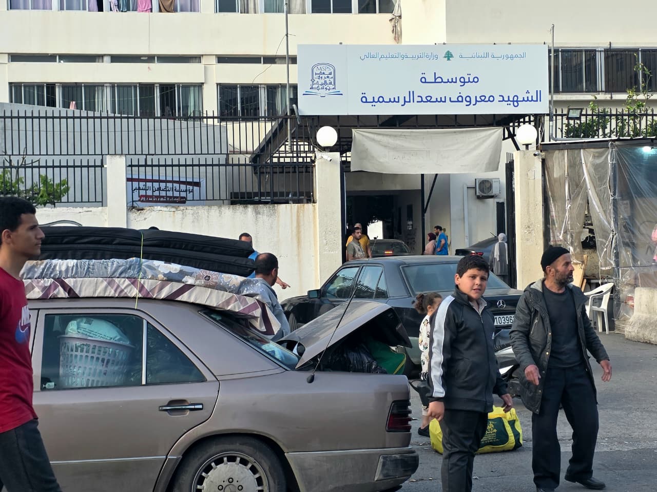 نازحون في مركز إيواء في صيدا يتحضرون للعودة إلى بلدتهم حاروف (أحمد منتش).