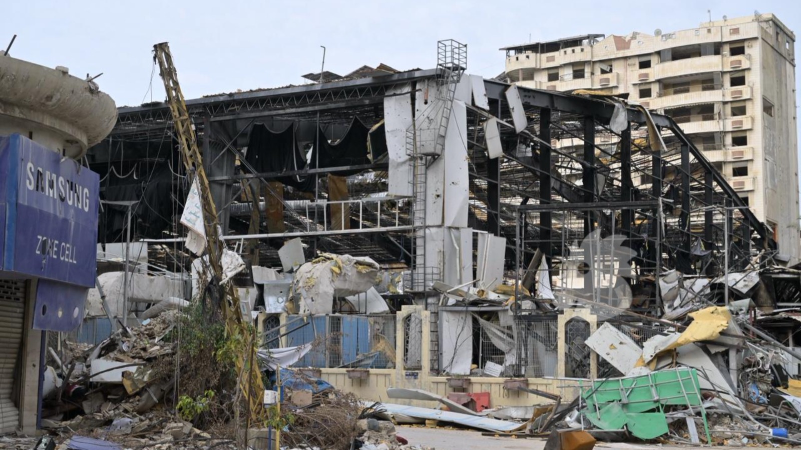 مجمع سيد الشهداء في منطقة الرويس بالضاحية الجنوبية لبيروت (تصوير حسام شبارو)>