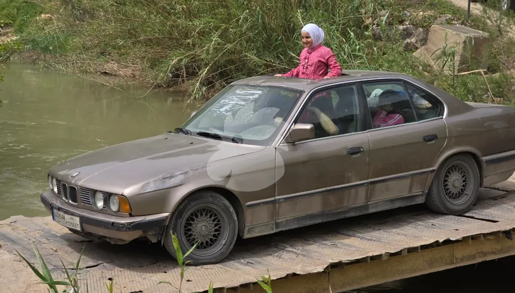 عبور غير آمن على ضفّتَي الزرارية وطيرفلسيه وبدياس في جنوب لبنان بعد تدمير الجسر (أحمد منتش)