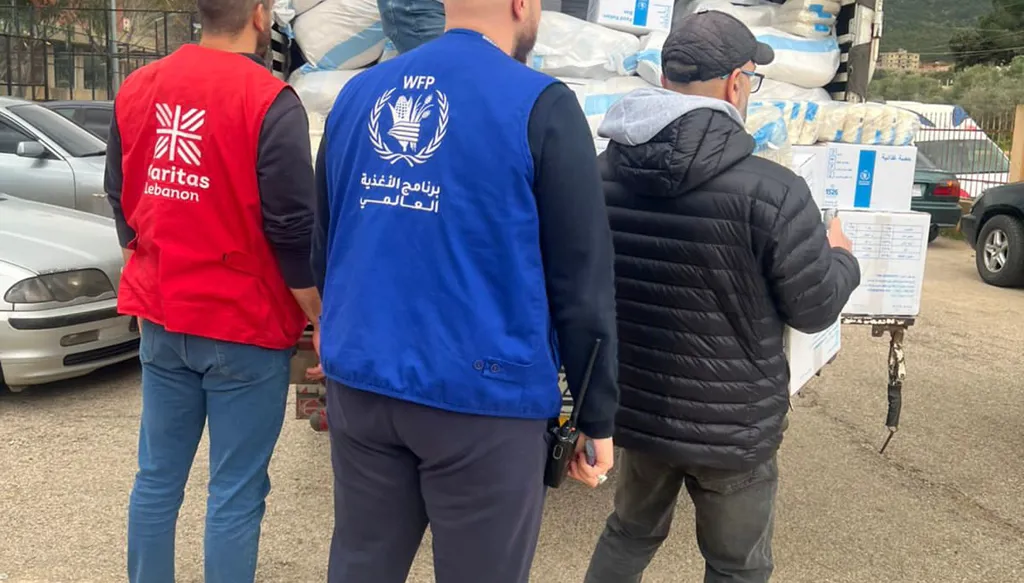 من توزيع المساعدات الاغاثية في عكار. (النهار)