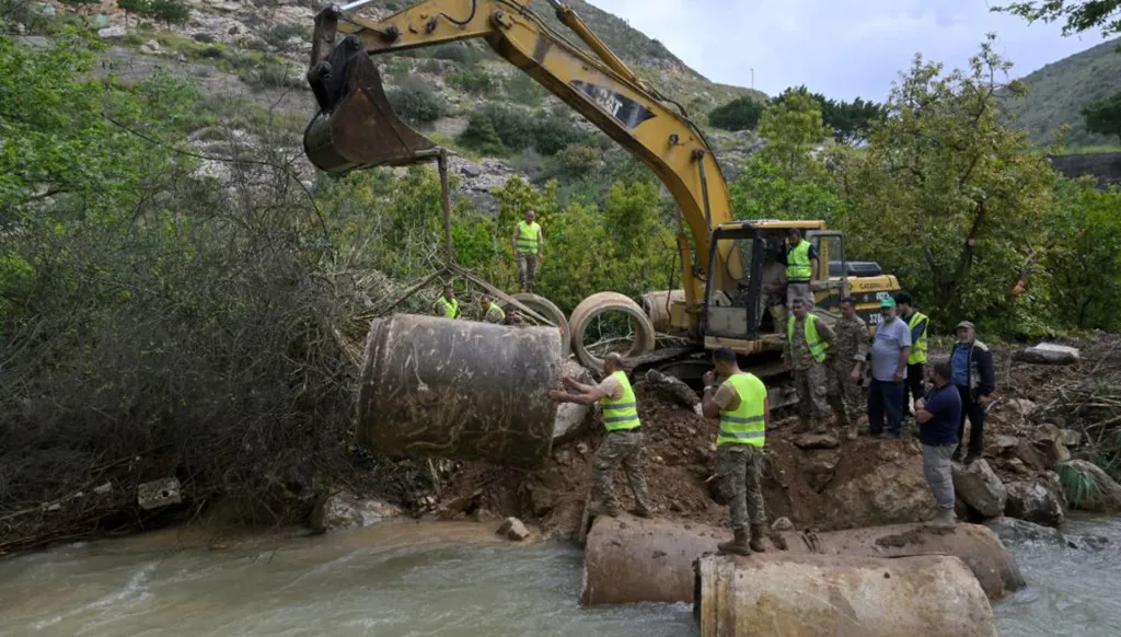 "نزوحات متعاكسة" وتكريس لـ"شريط حدودي"... نواف سلام إلى لقاء ماكرون والاتحاد الأوروبي