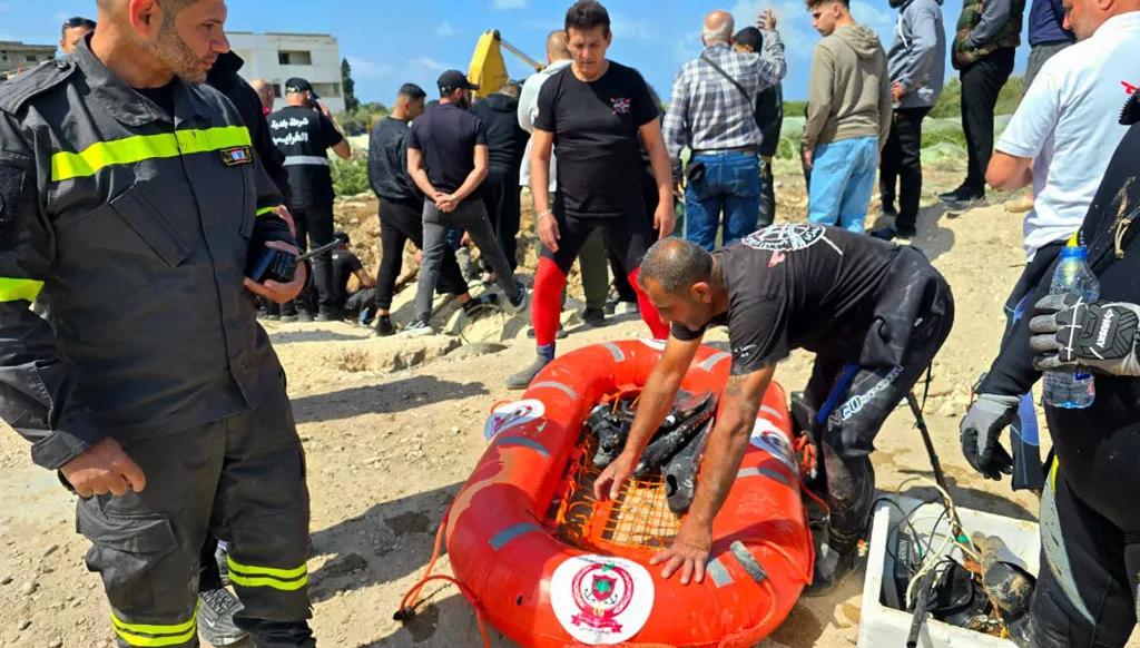 فرق الدفاع المدني تُباشر الغطس تحت جسر القاسمية بحثاً عن جثث مفقودين (فيديو)