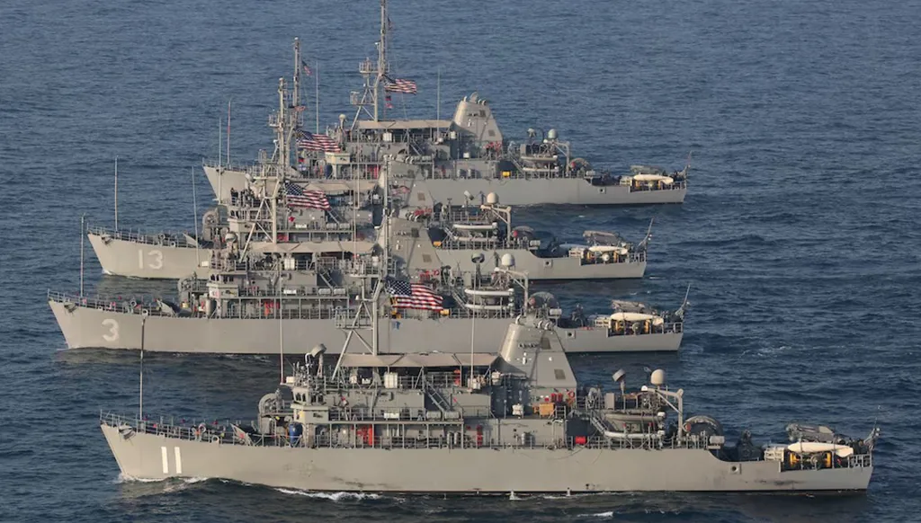 سفن مكافحة للألغام (لرويترز). 