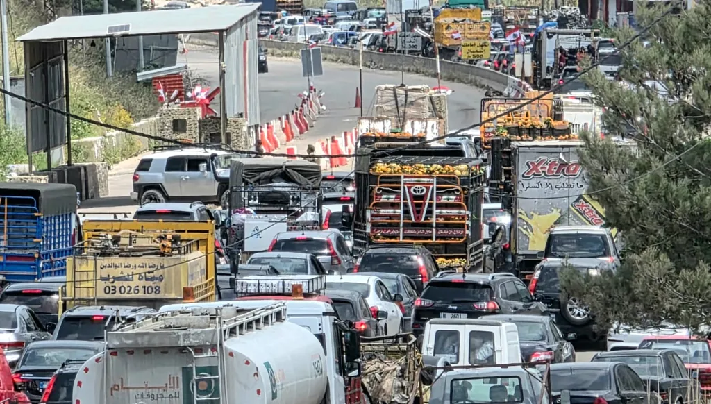 بالفيديو- الكشف على سيارة المفقودين على جسر القاسمية جنوب لبنان