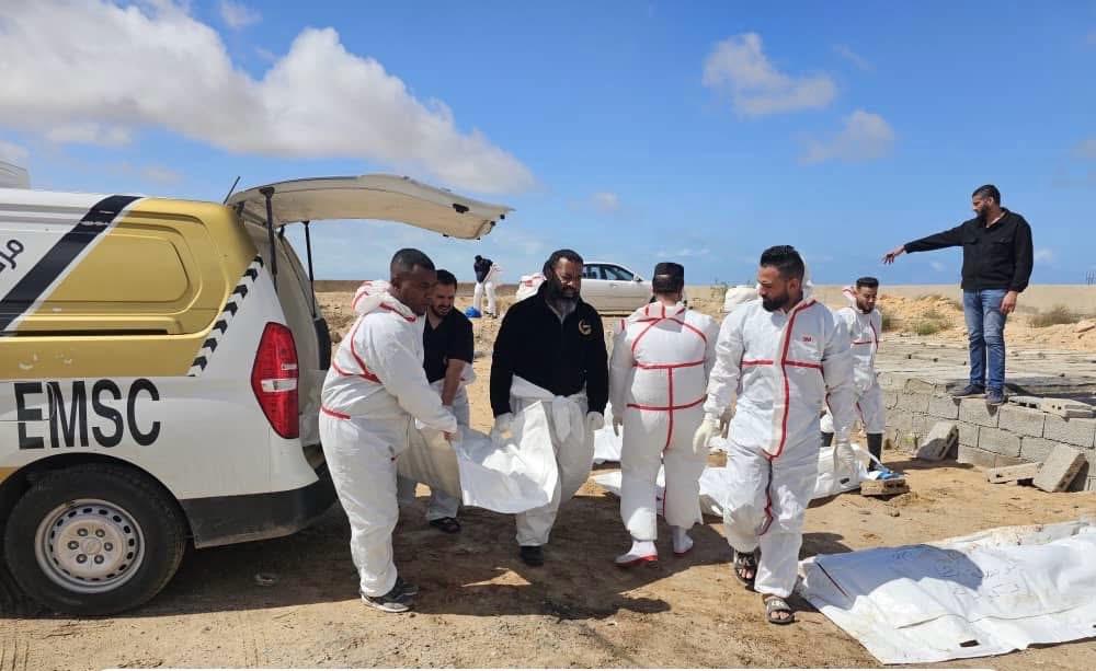 فرق إنقاذ تنتشل جثامين مهاجرين غير نظاميين من ساحل ليبيا. (الهلال الأحمر الليبي)