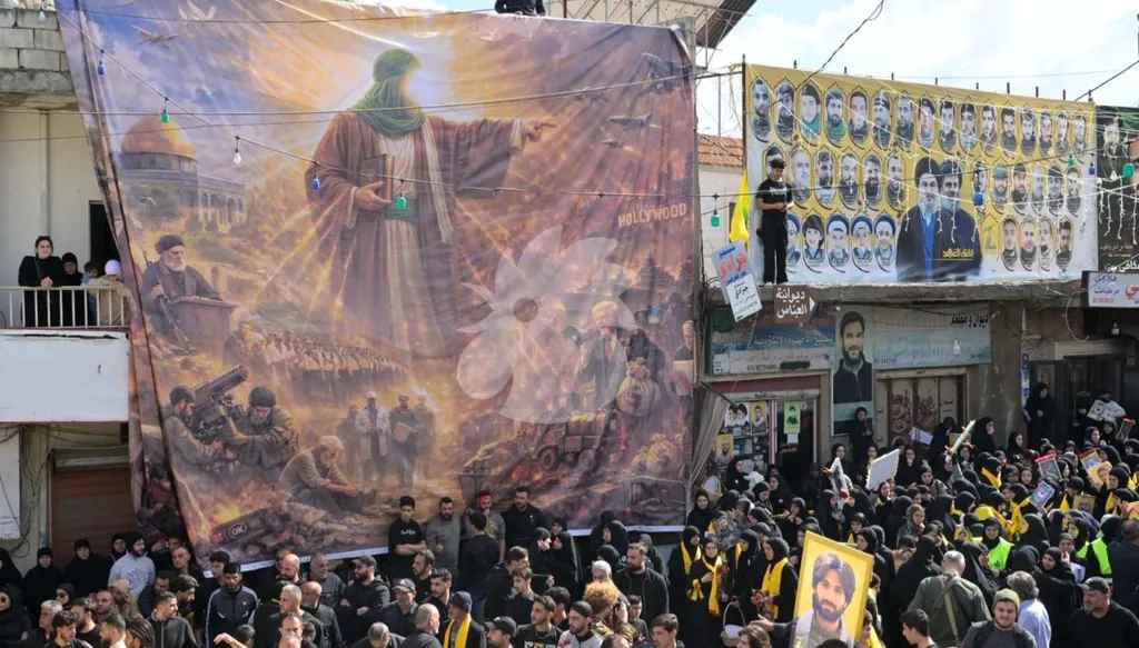 تشييع عدد من عناصر حزب الله في كفرصير جنوب لبنان (نبيل إسماعيل). 