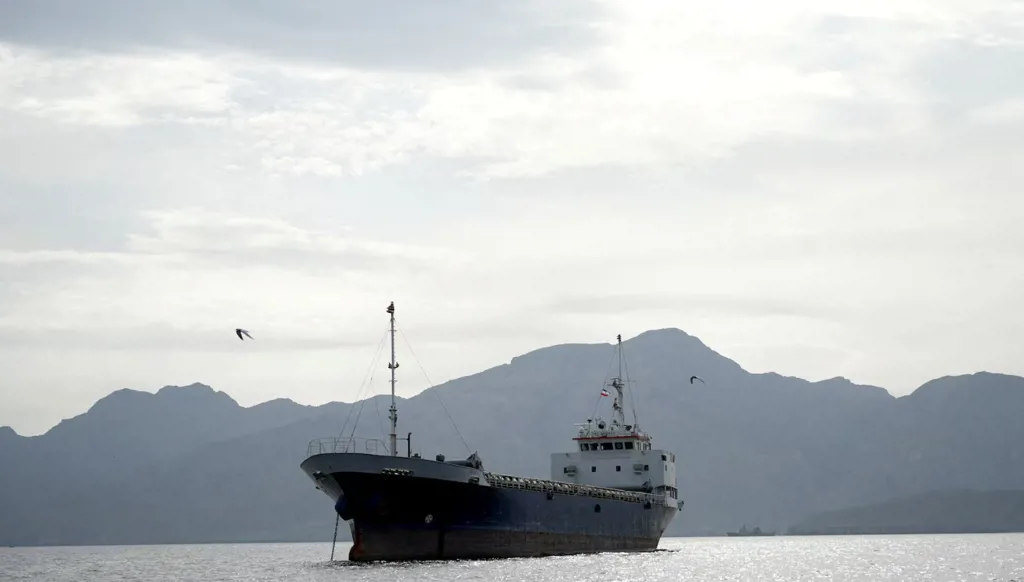 مسؤول إيراني يقول إنّ طهران بدأت تتلقى رسوماً على عبور مضيق هرمز