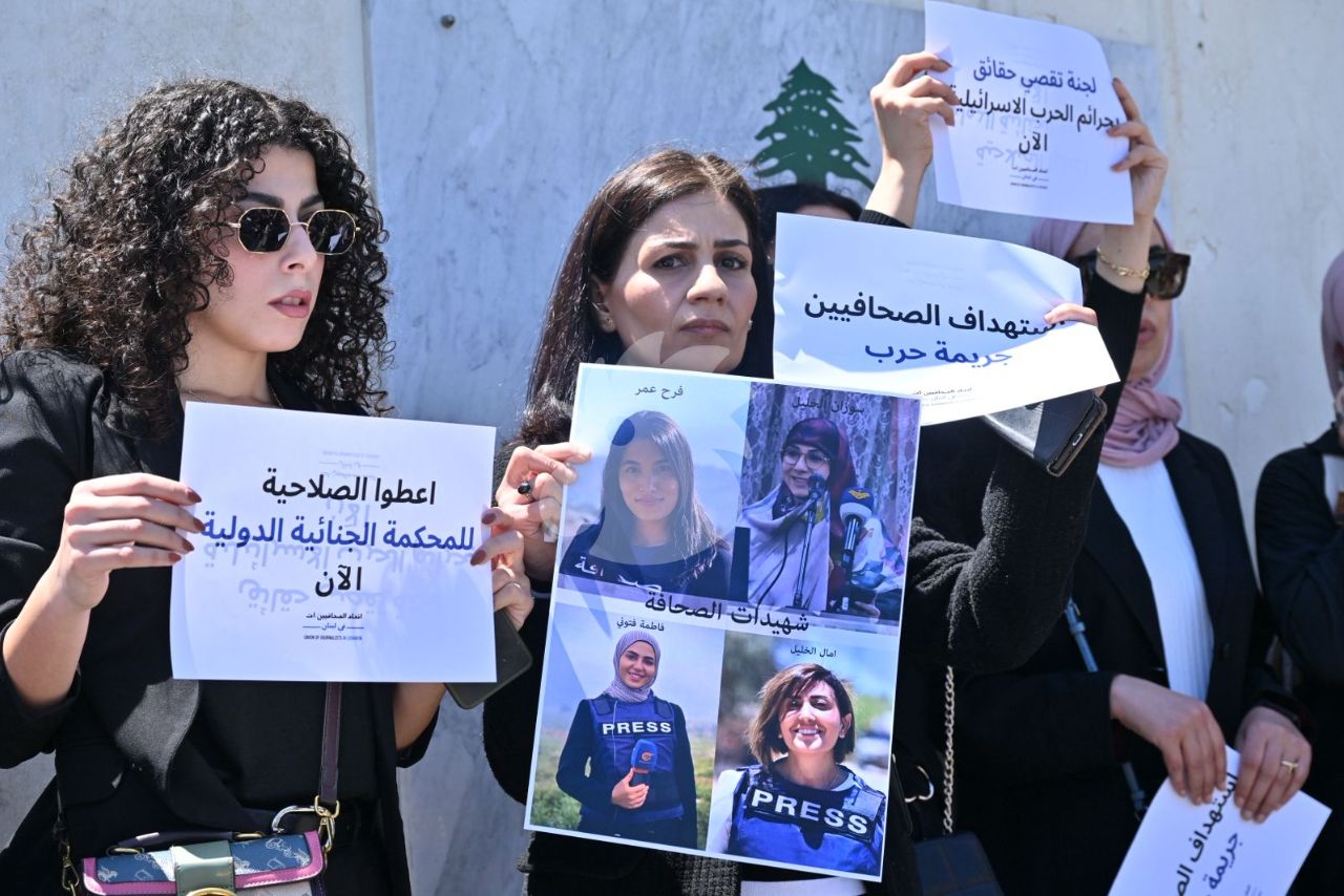 وقفة إعلامية تضامنية في ساحة الشهداء (حسام شبارو).