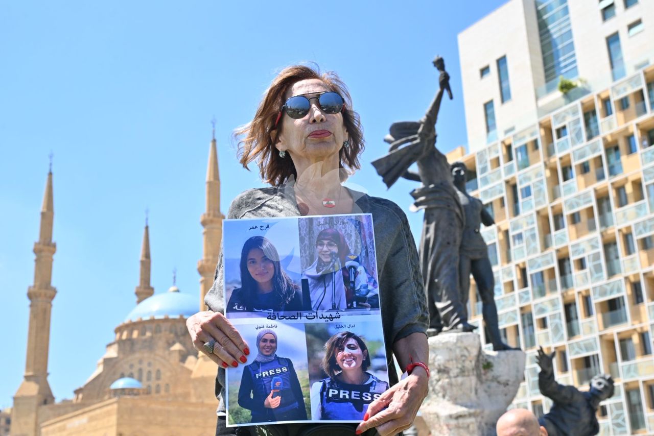 وقفة إعلامية تضامنية في ساحة الشهداء (حسام شبارو).