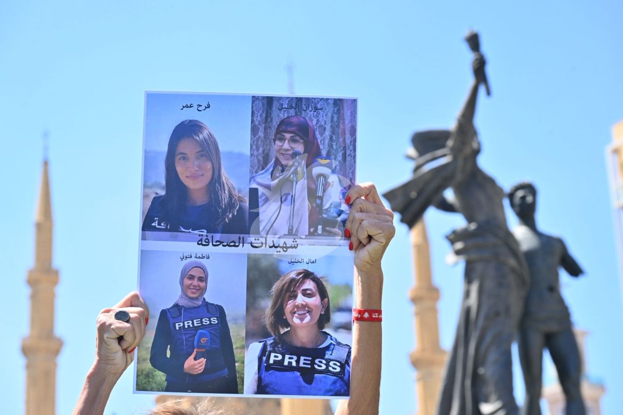 Une veillée de solidarité pour les martyrs des médias à la place des Martyrs au centre de Beyrouth (Houssam Chbaro).