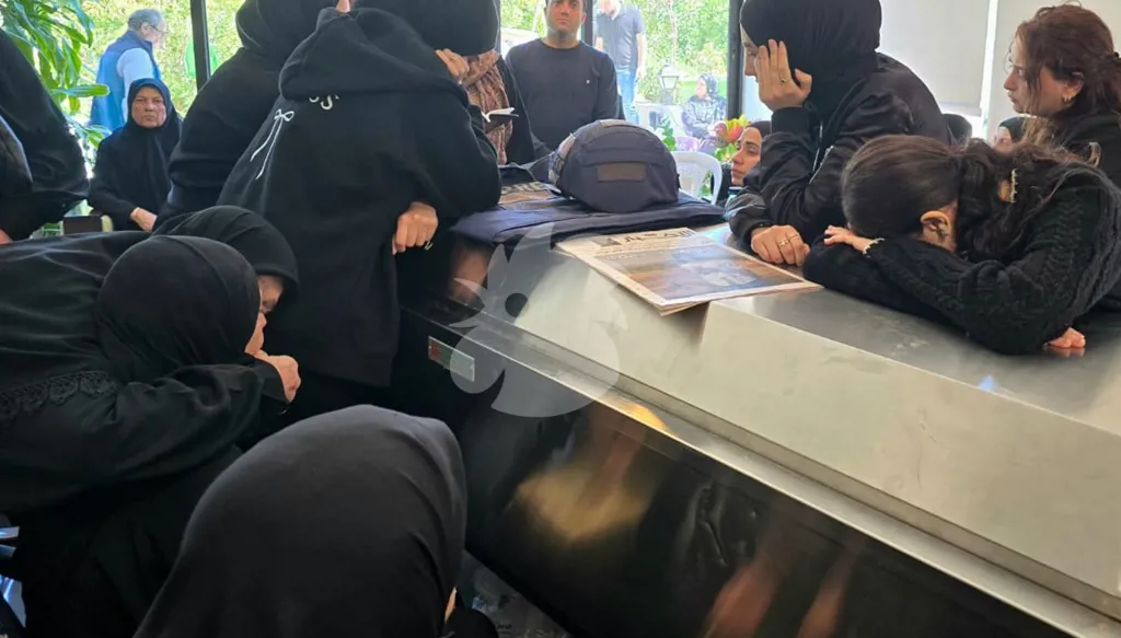 عائلة الإعلامية آمال خليل تودّعها بقلوبٍ ملئية بالحزن في منزلها في بلدة البيسارية جنوب لبنان (بعدسة الزميل أحمد منتش)