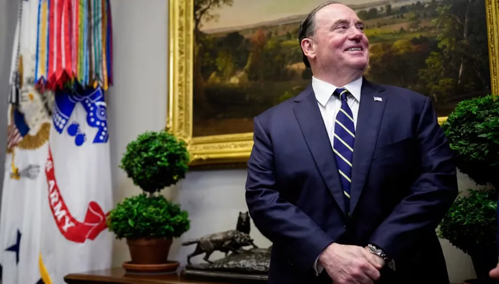 إطاحة رابع مسؤول كبير… هل انتهى عهد الاستقرار في إدارة دونالد ترامب؟