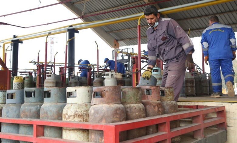 عمال في معمل غاز. (النهار)