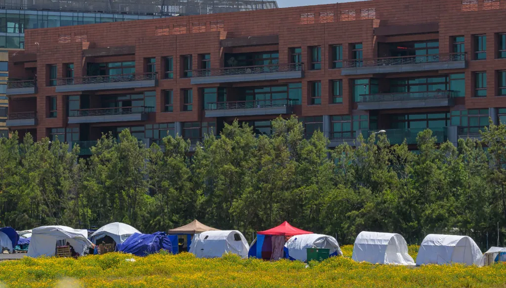 خيم النازحين عند واجهة بيروت البحرية. (نبيل اسماعيل)