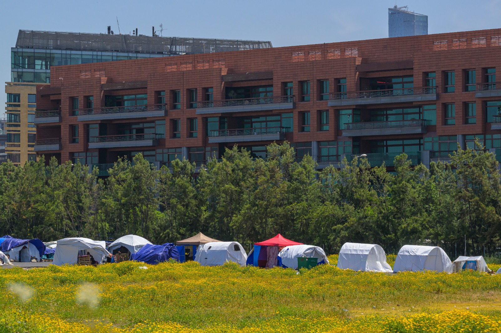 خيم النازحين عند واجهة بيروت البحرية. (نبيل اسماعيل)