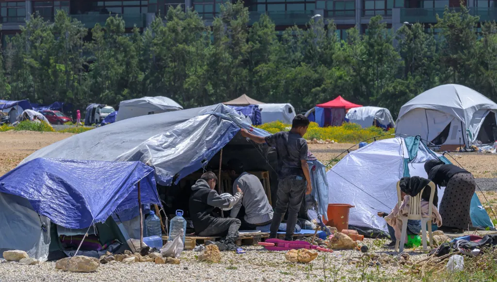 خيم النازحين عند واجهة بيروت البحرية. (نبيل اسماعيل)