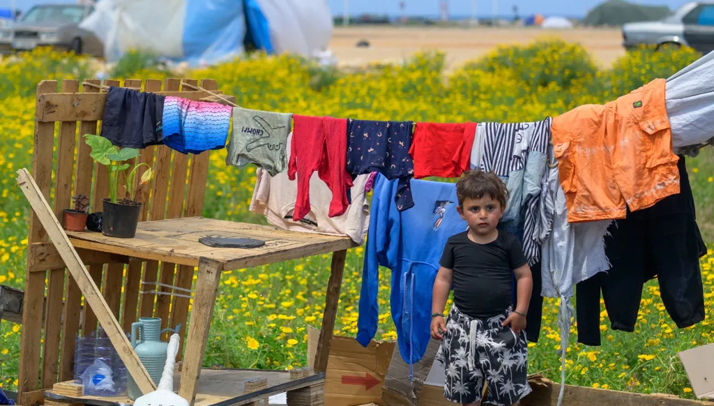 خيم النازحين عند واجهة بيروت البحرية. (نبيل اسماعيل)