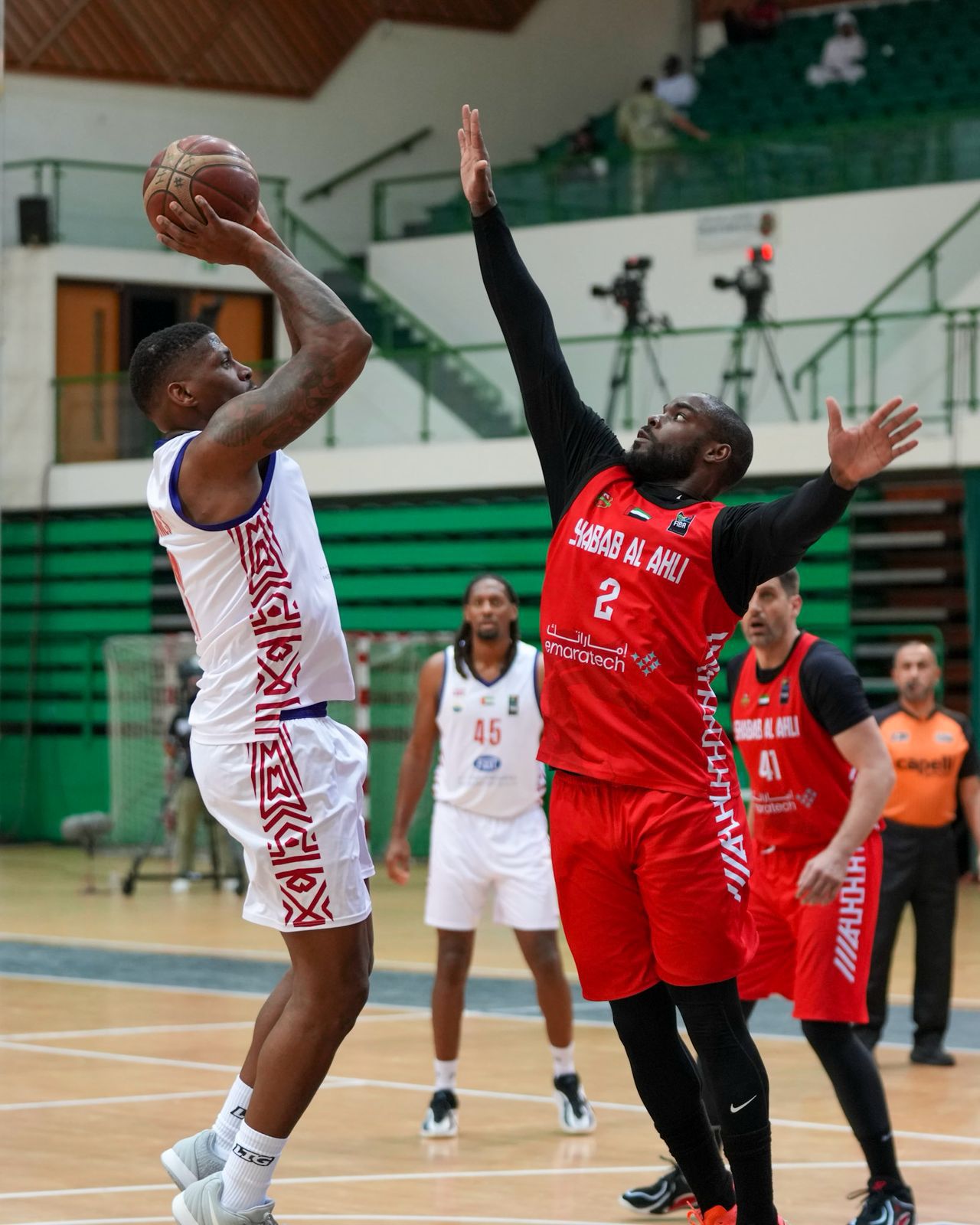 من مباراة شباب الأهلي والشارقة. (وكالات)