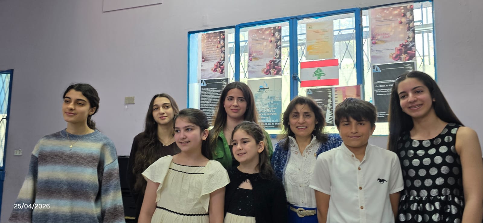 اولاد الى جانب نائبة رئيس القسم الغربي ورئيسة قسم العزف الجماعي لآلة البيانو في فرع صيدا الدكتورة ميرا زنتوت